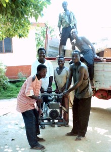 De grote generator voor St.Theresa Clinic wordt  gebracht