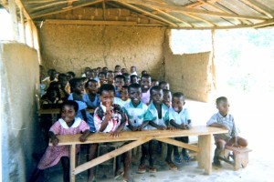 De oude kleuterschool in het dorp Asuoso