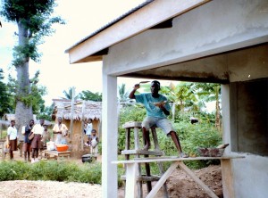 Met belangstelling wordt de bouw van de nieuwe  kleuterschool gade geslagen