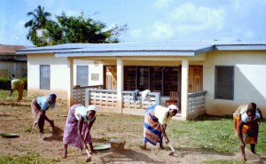 De vrouwen helpen bij het schoonmaken om de  bibliotheek